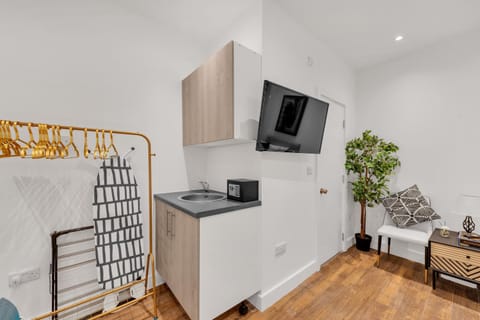 Bijou Living, Tiny Studio Bliss Apartment in London Borough of Ealing