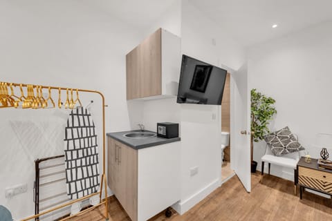 Bijou Living, Tiny Studio Bliss Apartment in London Borough of Ealing