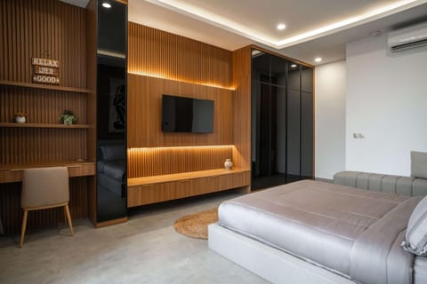 Bed, TV and multimedia, Bedroom