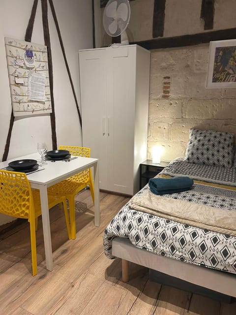 Le cocon COUR PRIVEE - WIFI - HALLES - HOPITAL Apartment in Saint-Cyr-sur-Loire