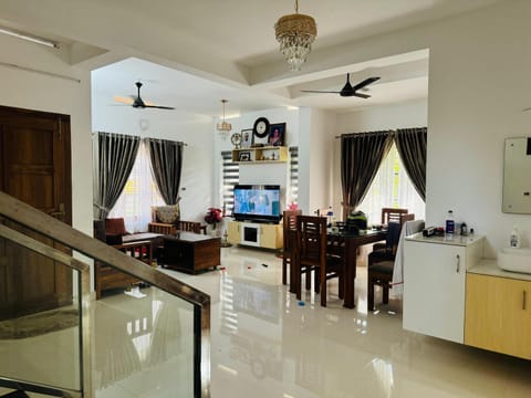 Communal lounge/ TV room, TV and multimedia, Kitchen or kitchenette, Living room, Seating area