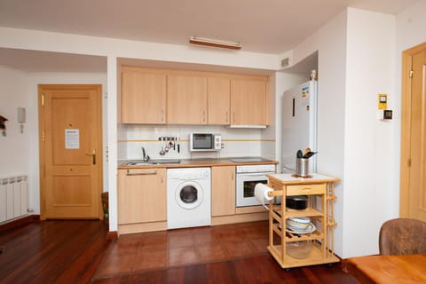 Kitchen or kitchenette, Dining area, oven, pet friendly, stove, toaster, washing machine