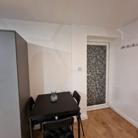 Detached Studio West London Apartment in Hayes