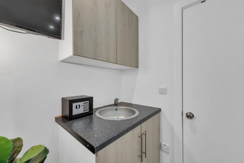 Micro Chic, Tiny Studio with Functional Desk Apartment in London Borough of Ealing