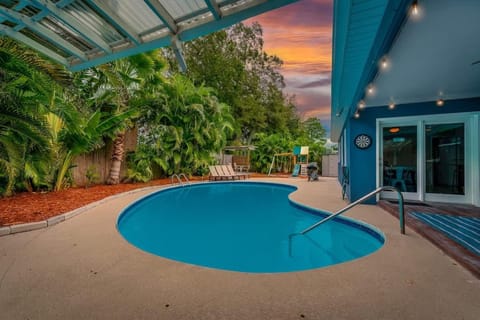 Heated Pool - 8 min to beach - King Beds Casa in Seminole