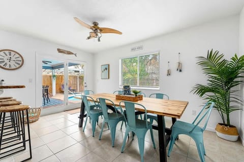 Heated Pool - 8 min to beach - King Beds Casa in Seminole