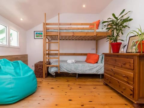 Bedroom, bunk bed