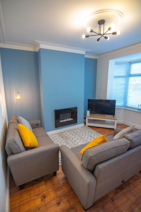 TV and multimedia, Living room, Photo of the whole room, Seating area, Evening entertainment