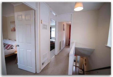 BridgeCity 3 Bedroom House in Basingstoke with free Parking Hampshire Haus in Basingstoke