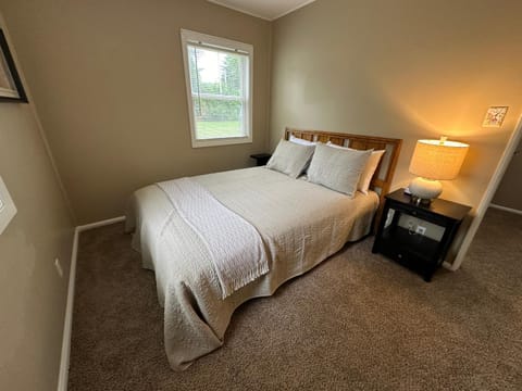 Cute & Cozy 2 Bedroom Near Park House in Midland