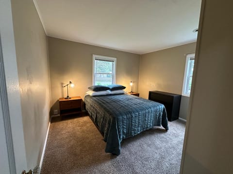 Cute & Cozy 2 Bedroom Near Park House in Midland