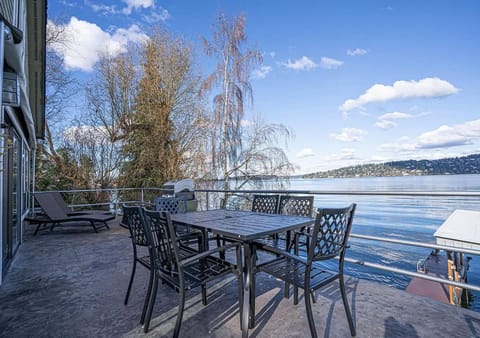 Luxury Retreat with Spectacular Lake WA Views House in Tukwila