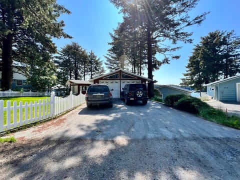 Property building, Neighbourhood, Natural landscape, Parking