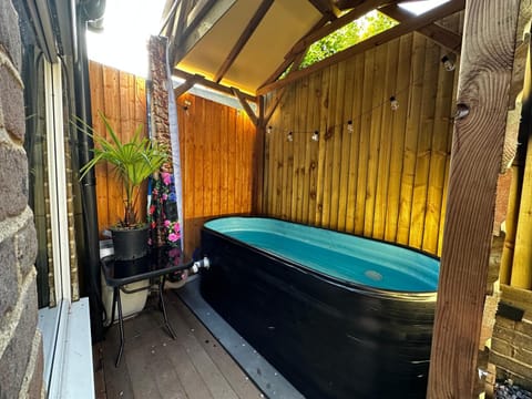 Blue Riad Hot tub and fireplace luxury apartment Apartment in East Grinstead