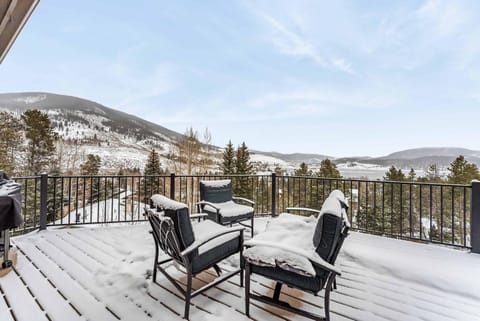 Dillon Retreat with Lake Views and Private Hot Tub House in Dillon