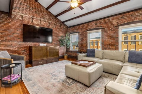 City Loft Group Getaway King Downtown Location Appartamento in Newburyport