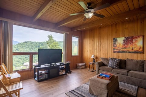 Beautiful 4 bedroom chalet with million dollar views Chalet in Gatlinburg