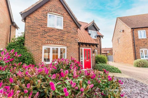 Property building, Spring, Neighbourhood, Garden, Street view