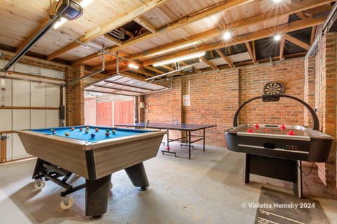 Billiard, Game Room