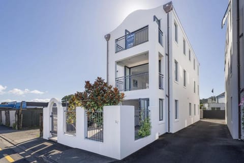 Hosts on the Coast The Whitianga Lookout House in Whitianga