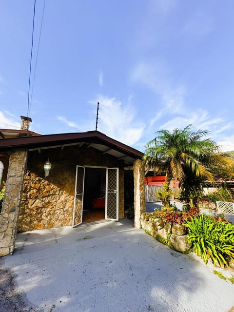 moon light rain House in Los Naranjos