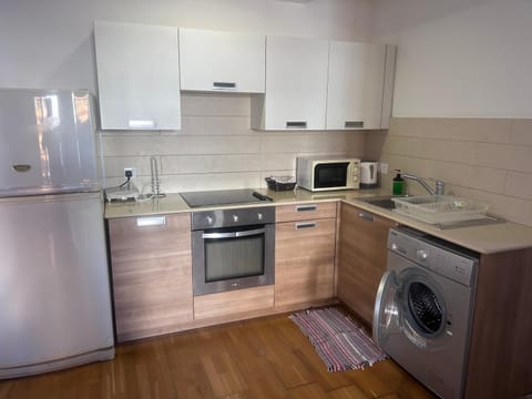 Kitchen or kitchenette, oven, stove, washing machine