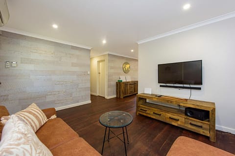 TV and multimedia, Living room, Seating area, Evening entertainment