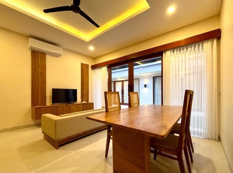 TV and multimedia, Living room, Seating area, Dining area