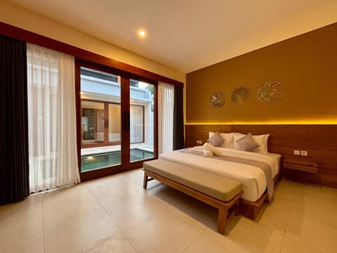 Bed, Photo of the whole room, Bedroom, Pool view, Swimming pool, towels