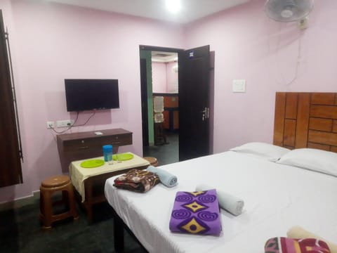 Communal lounge/ TV room, Bed, TV and multimedia, Photo of the whole room, Bedroom, hair dresser, towels, air conditioner