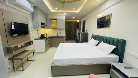 Bed, TV and multimedia, Kitchen or kitchenette, Living room, Bedroom, air conditioner