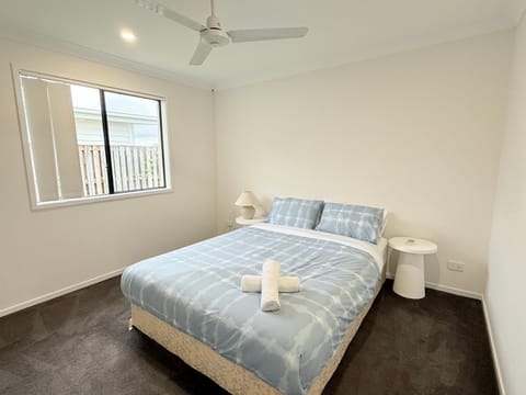 Little Santorini Retreat - Family Home near Theme Parks Maison in Pimpama