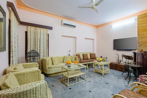 Communal lounge/ TV room, TV and multimedia, Living room, Seating area, air conditioner