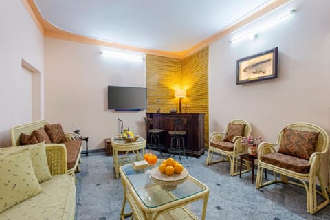 TV and multimedia, Living room, Seating area, Evening entertainment