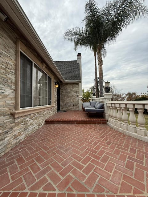 Hilltop Retreat North of Kenneth Rd House in Burbank