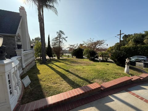 Hilltop Retreat North of Kenneth Rd House in Burbank