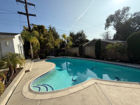 Hilltop Retreat North of Kenneth Rd House in Burbank