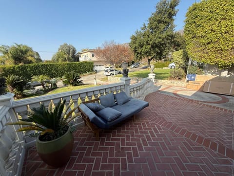 Hilltop Retreat North of Kenneth Rd House in Burbank