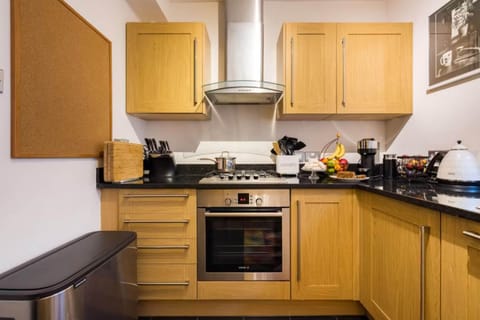 Coffee/tea facilities, Kitchen or kitchenette, stove, toaster