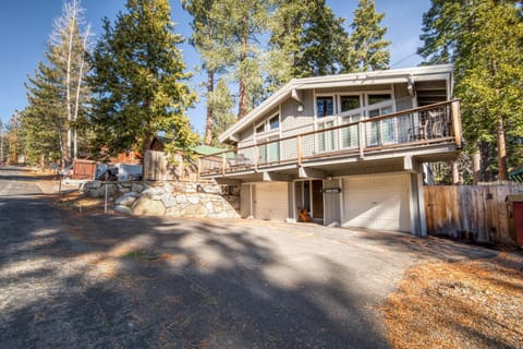 Wanderlust Retreat by Tahoe Getaways - 4BR Pet-Friendly w Fenced Yard, Walking Distance to Lake! House in Tahoe City