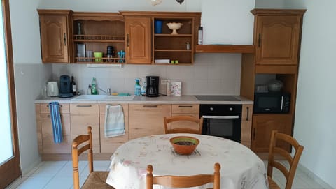 Coffee/tea facilities, Kitchen or kitchenette, dishwasher, oven, stove, toaster