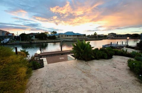 Tiki Waterfront Resort - Spa, Sauna, Jetty House in Mandurah