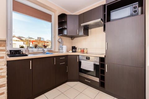 Coffee/tea facilities, Kitchen or kitchenette, oven, stove