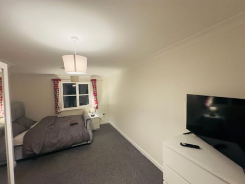 Bed, TV and multimedia, Photo of the whole room, Bedroom