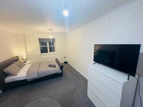 Bed, TV and multimedia, Photo of the whole room, Bedroom