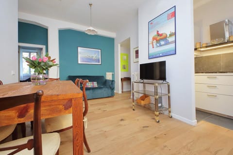 Communal lounge/ TV room, TV and multimedia, Living room, Seating area, Evening entertainment