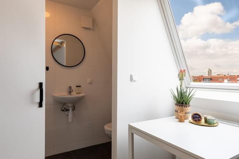 Cozy Suite Near Hotspots W Kitchen Acces Casa in Tilburg