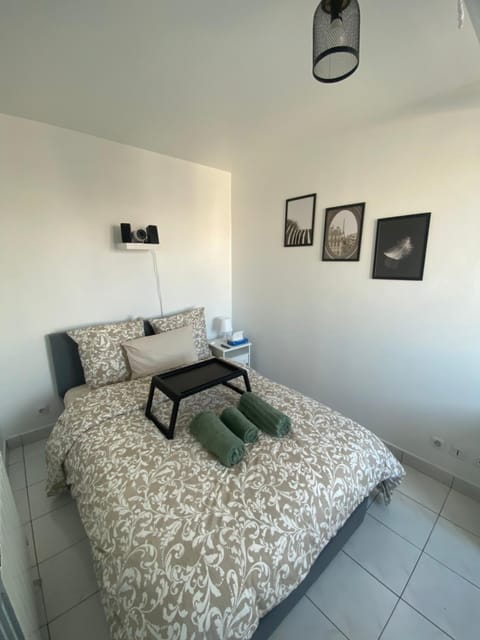 Appartement 2 pièces avec Projecteur à 100m du métro Apartment in Saint-Denis, France