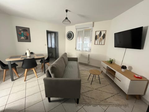 Communal lounge/ TV room, TV and multimedia, Living room, Seating area, Dining area