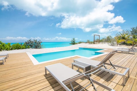 Luxury Beachfront Villa On The Sand With Pool Casa in Exuma, The Bahamas